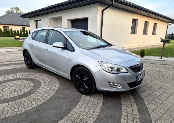 Opel Astra cena 22900 przebieg: 218040, rok produkcji 2010 z Czarne małe 562